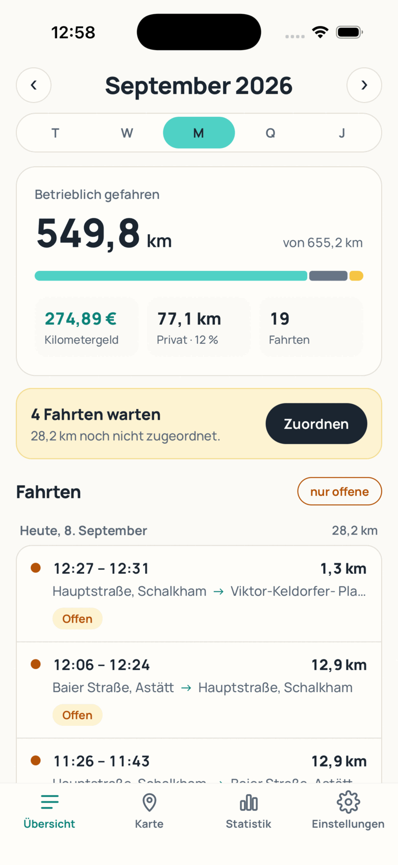 Die fliitz-App: Monatsübersicht mit betrieblich gefahrenen Kilometern, Kilometergeld und vier Fahrten, die auf ihre Zuordnung warten