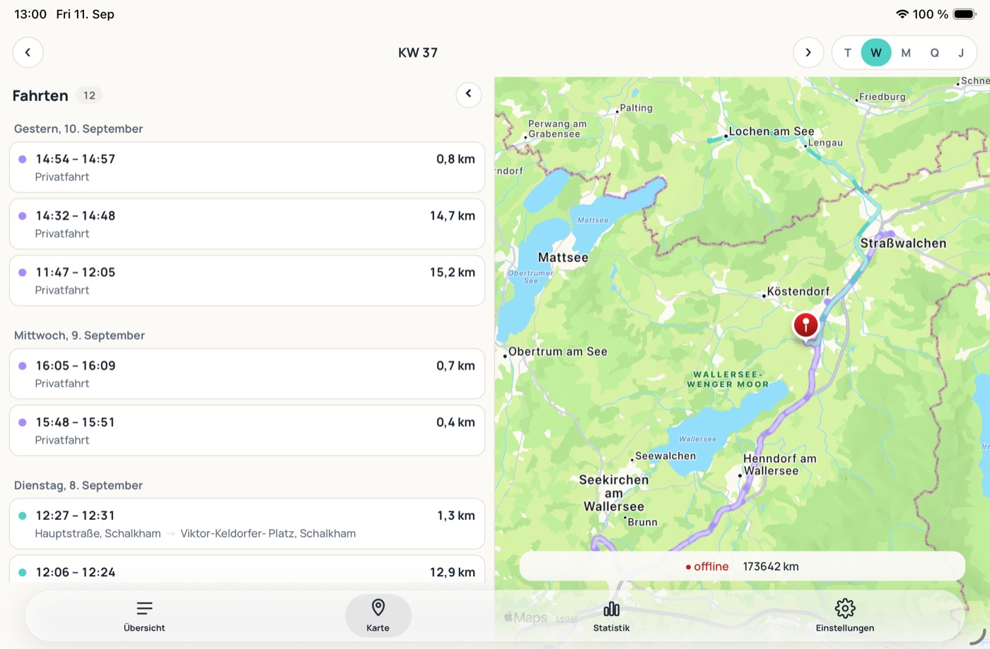 Die fliitz-App auf einem aufgeklappten Falt-iPhone: auf der linken Displayhälfte die Fahrten der Woche, auf der rechten die Karte mit der gefahrenen Route